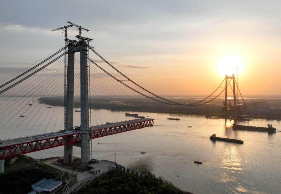 这是建设中的京台高速铜陵长江公铁大桥(3月21日摄,无人机照片).