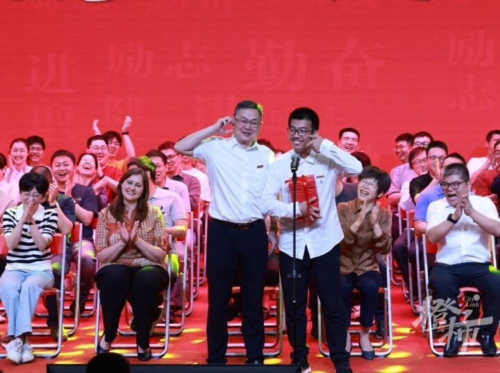 镇海中学举办高三毕业典礼,学生邀校长比了一连串的心