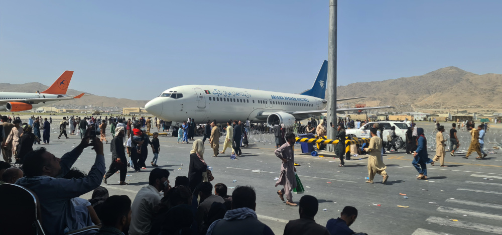 2021年8月16日,大量民众聚集在阿富汗喀布尔机场试图离开阿富汗