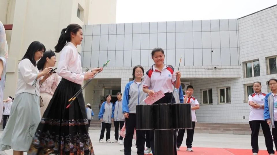 昌吉市第一中学图书信息部主任杨艳表示,让更多的生命绽放,让孩子们