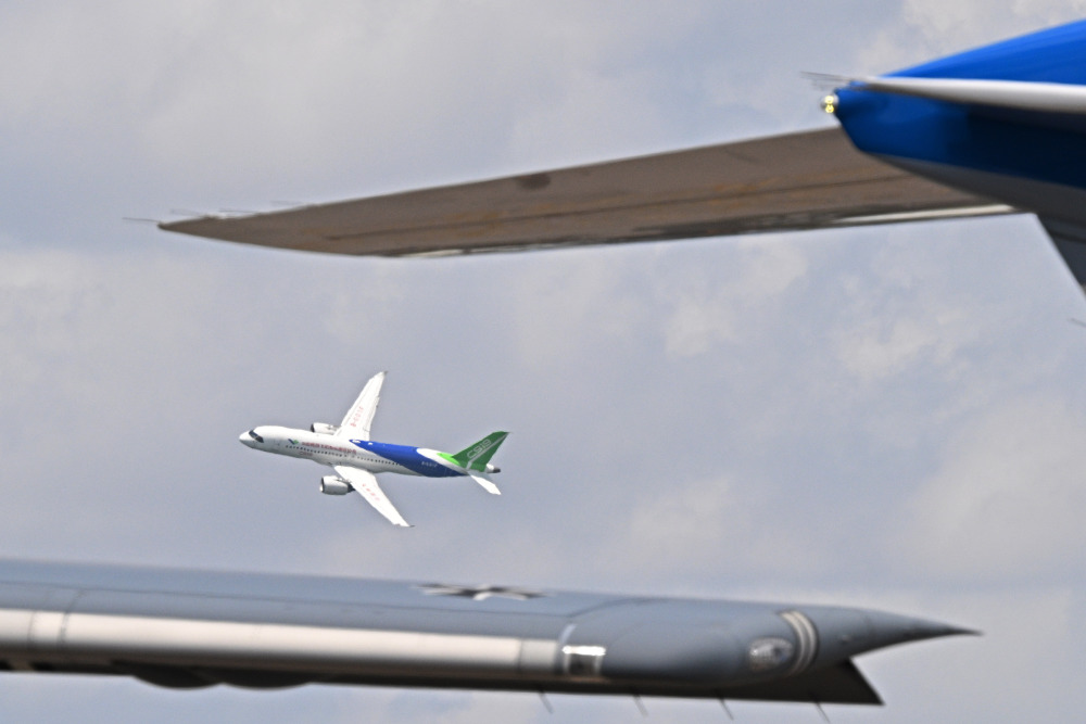 2月20日,一架中国商飞公司c919客机在新加坡航展上做飞行表演.