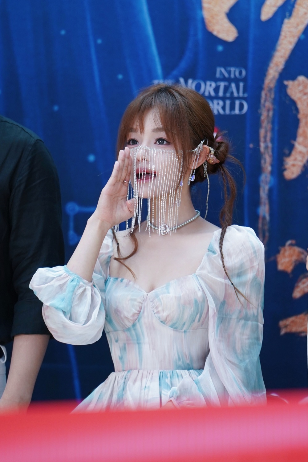 黄霄云遭遇交通事故,伤及脸部腿部,却坚持表演感动导演