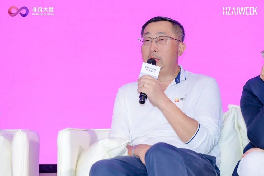 投资人为什么一边喊泡沫，一边又拼命下注 AI · 原文图片 2