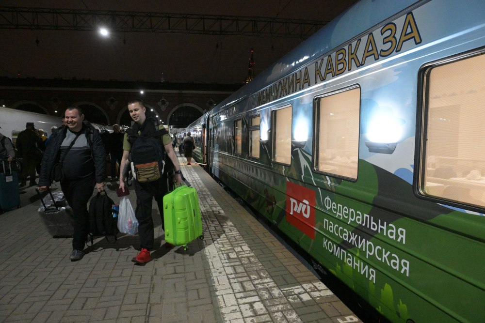 旅客经过停靠在俄罗斯莫斯科卡赞斯基火车站的"高加索珍珠"旅游列车