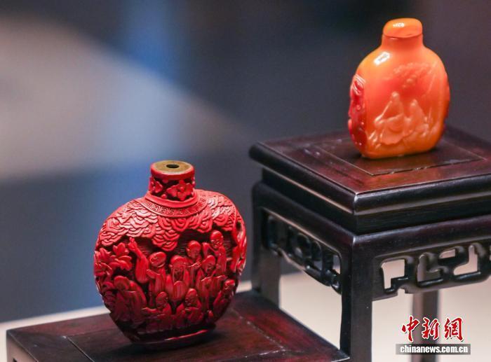 玲珑百态巧作成200余件鼻烟壶精品在长沙展出