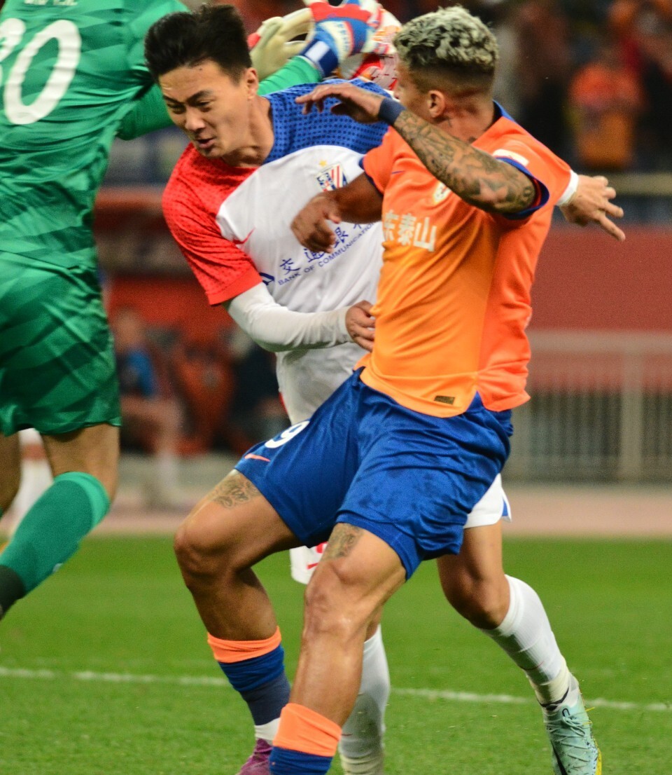 泰山队vs申花队上半场泰山队连续失两球队员奋力拼抢