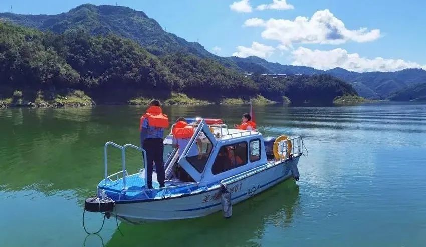 8月6日,湖北圣水湖管理局,上庸镇政府,县交通及渔政等部门,在圣水湖