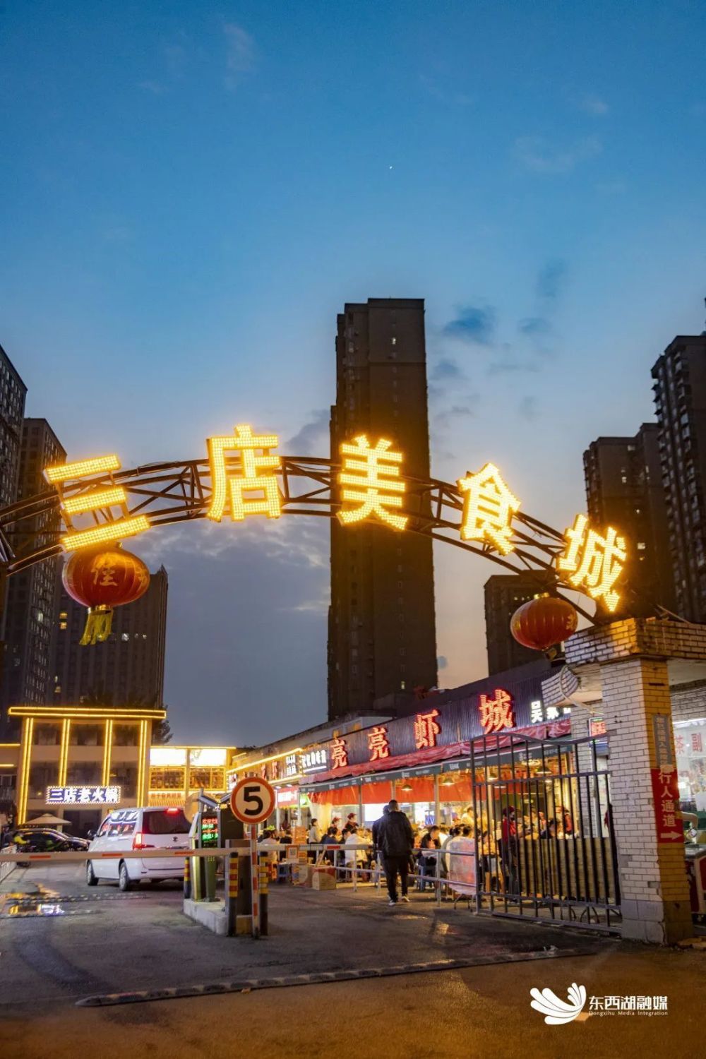 知名吃虾连锁品牌亮亮虾城一定少不了三店美食城东西湖的宵夜版图烧烤