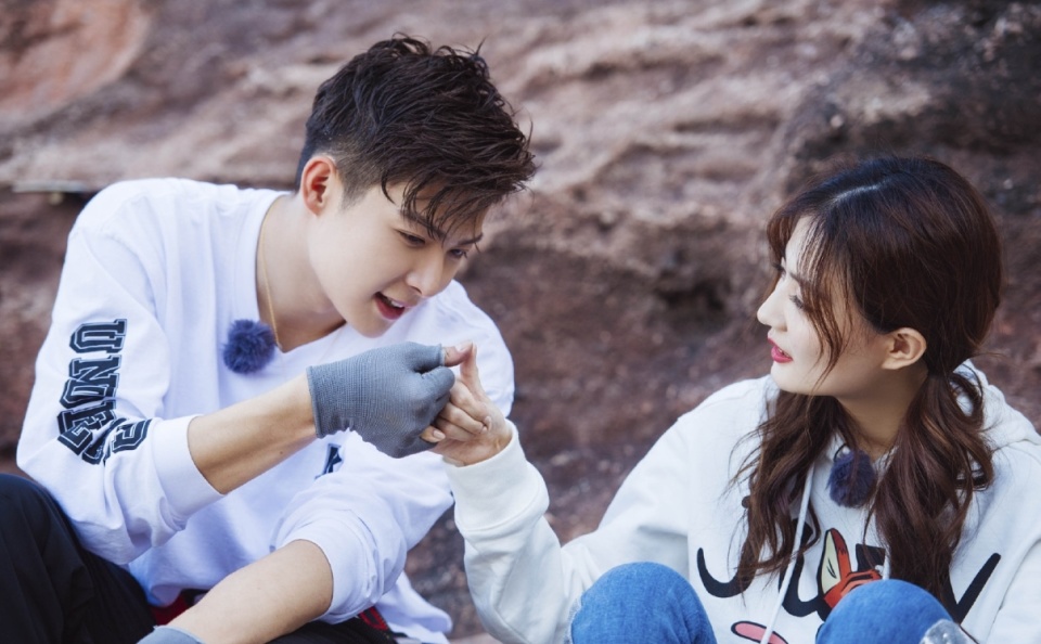 徐璐新恋情曝光,与小5岁鲜肉逛街,男方颜值高完全不输张铭恩!