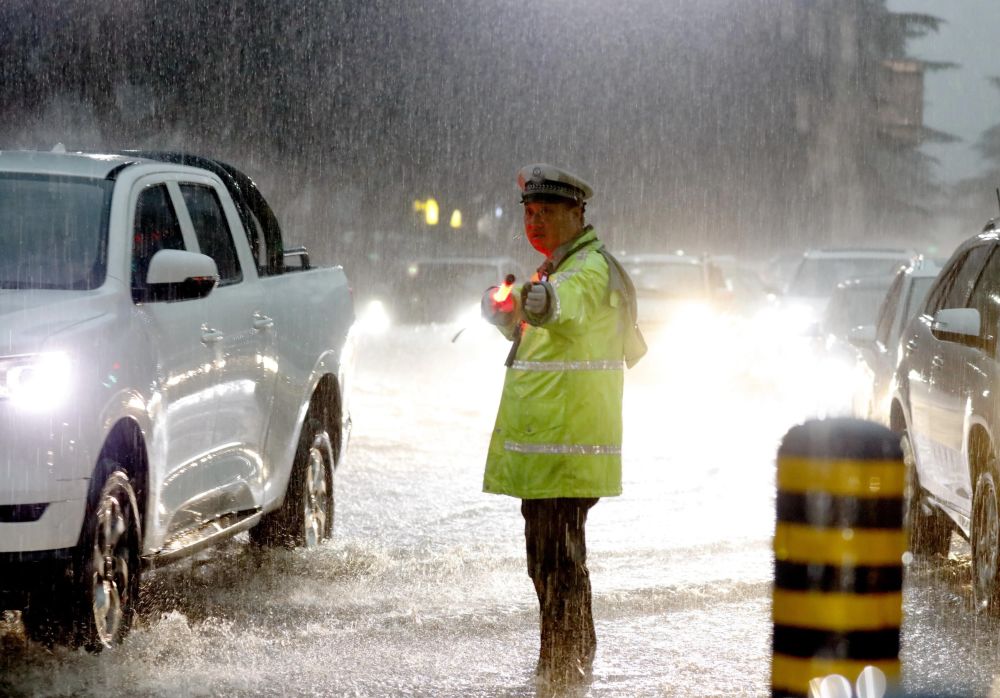 陕西渭南:交警暴雨中执勤(组图)