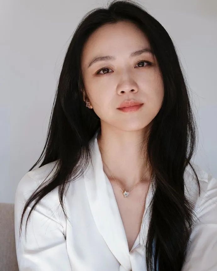 44岁汤唯担任奥运火炬手,一袭白色套装宛若少女!越看越有味道了
