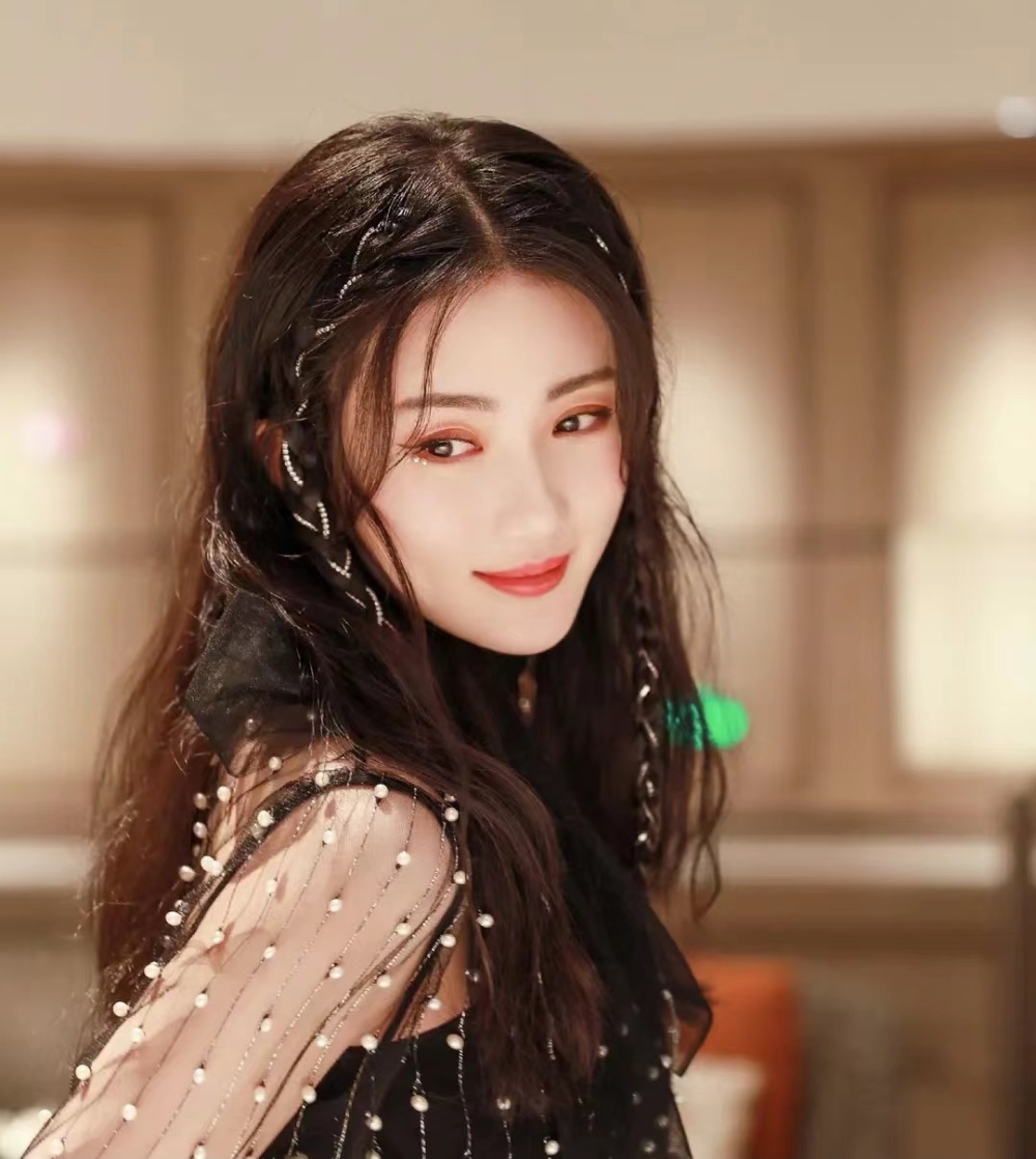 而且还在游戏中扮演过女主角,喜欢cos的网友对她都很熟悉,赵昕有"cos