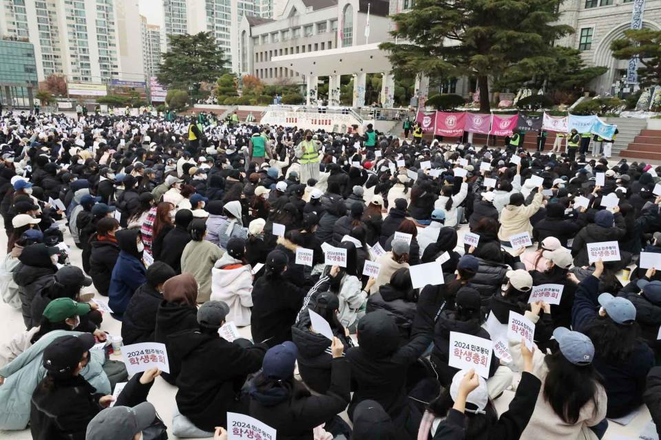 韩国的女子大学打算招男生，女学生们对此很有意见