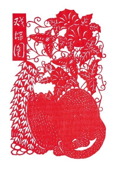 从浙江省浦江县非遗馆的木窗照进来,透过一张红色五角星剪纸的空隙,落