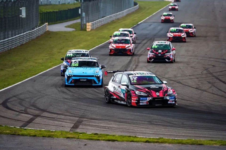 5月10日,2024年度ctcc中国汽车场地职业联赛揭幕战于株洲国际赛车场