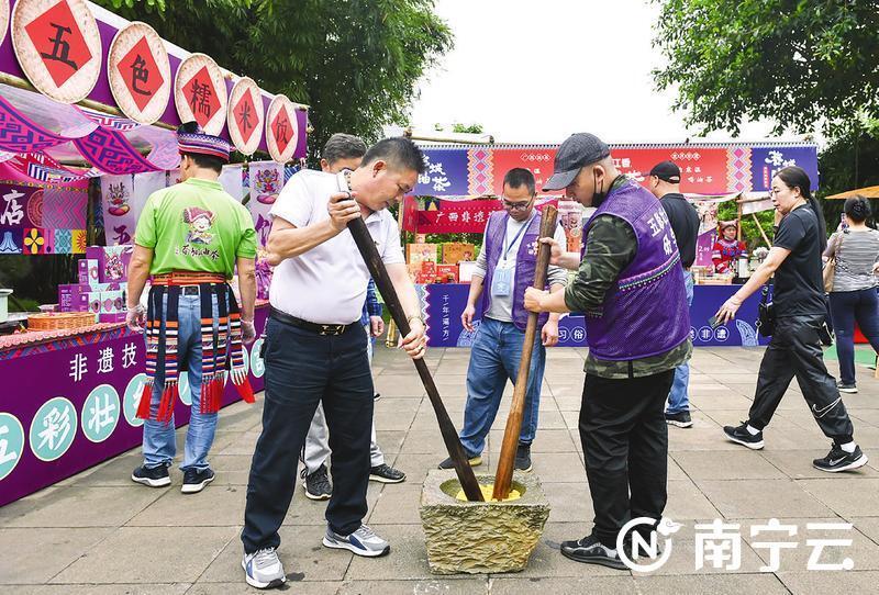 记者 陈麒元 摄壮族织锦技艺,金秀瑶族灯草灸疗法,苗族服饰制作技艺