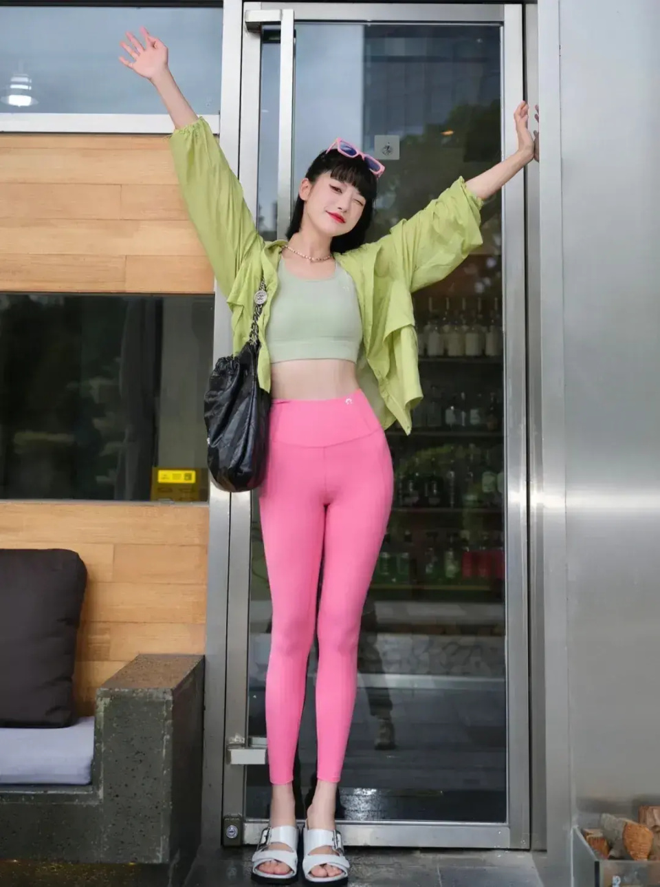 如果你穿紧身裤,有尴尬区的情况下,可以选择长款的卫衣来搭配,能够把