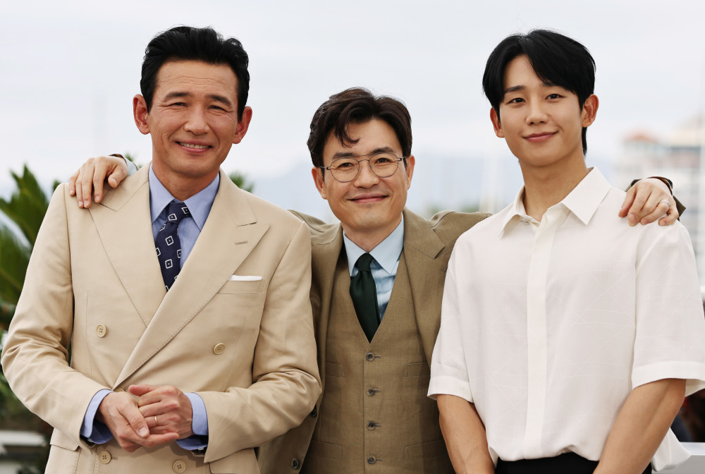 戛纳电影节:韩国影片《老手2》主创亮相拍照式