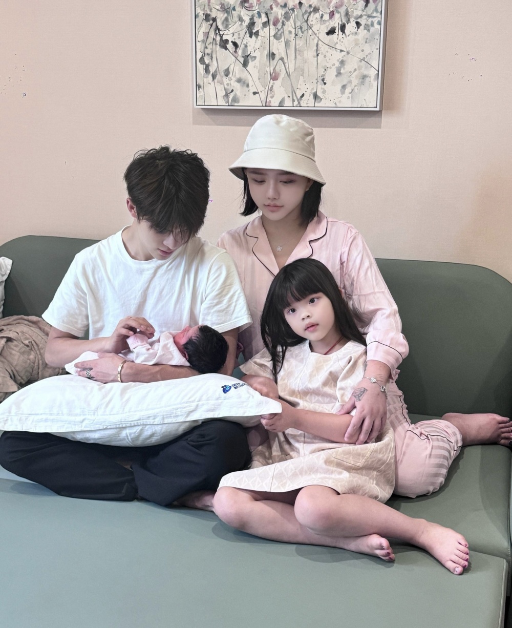 韩安冉二胎生了一个女儿,加上和前夫小猪先生在一起时生的大女儿小猪
