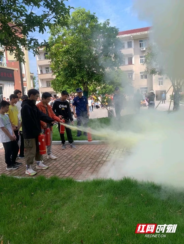 文磊)5月9日,长沙县北山镇应急管理办联合专职消防队在蒿塘中学开展"