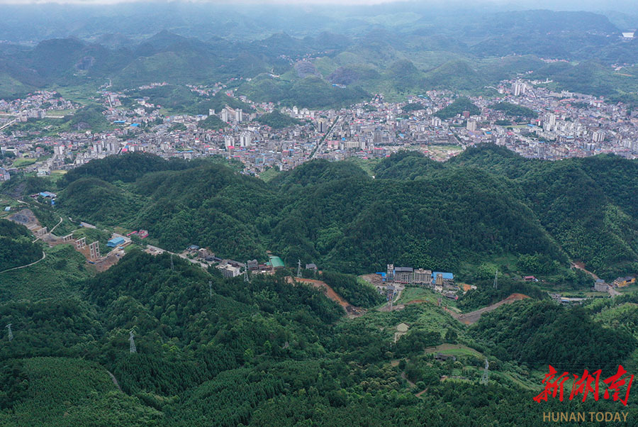 6月5日,雨后的城步苗族自治县县城西侧绿意盎然.
