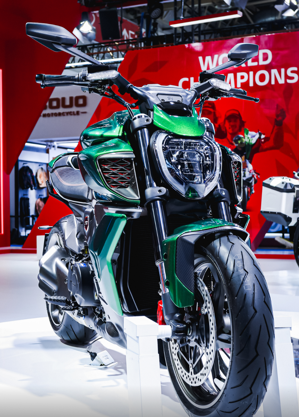 v4精密技术基础上,杜卡迪融入了宾利手工匠造的限量版车型batur的诸多