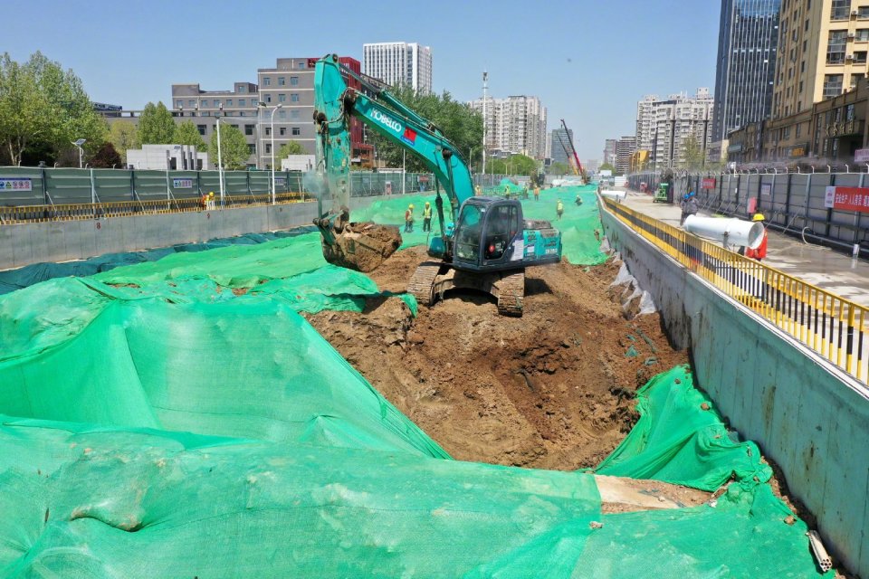 地铁5号线一期工程起点站宫北路站基坑开挖