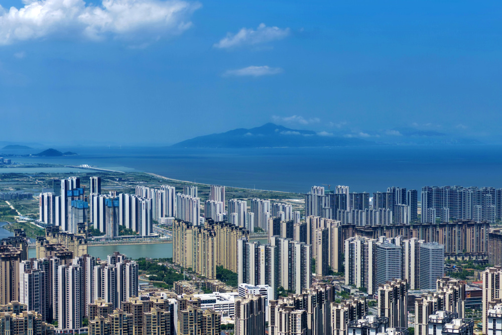 以上图片:2025年7月16日在广东省汕头市龙湖区拍摄的城市风光