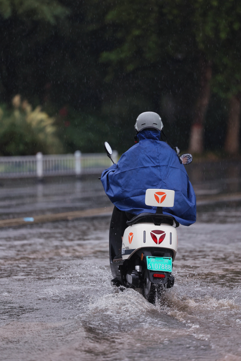 郑州暴雨来袭,直击雨中行路人丨摄影报道