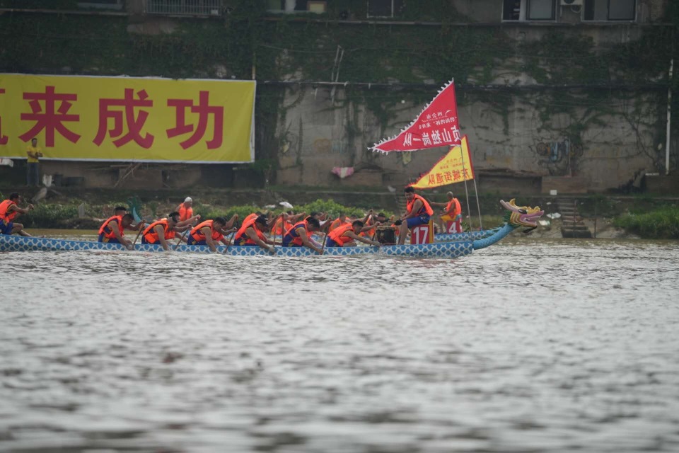 副市长邓宏安在致辞中表示,龙舟竞赛不仅是一项群众性体育竞技活动,更