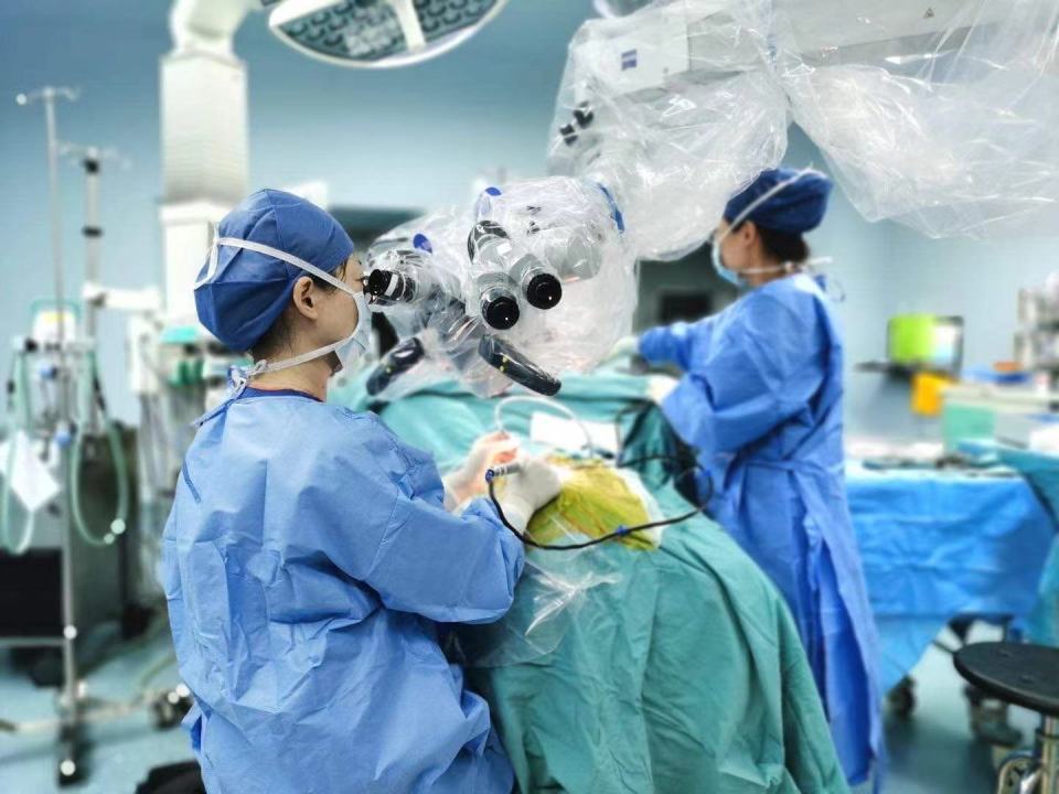 女童在人工耳蜗植入手术中  上海市儿童医院 供图出生时听力筛查一切