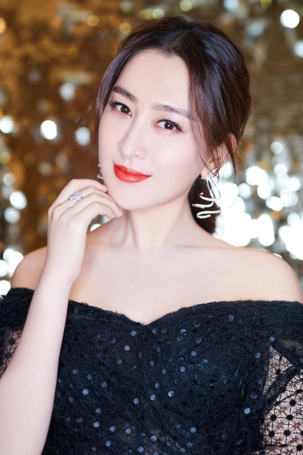 42岁马苏被偶遇逛路边摊靠在货车上接地气身形臃肿模样很路人