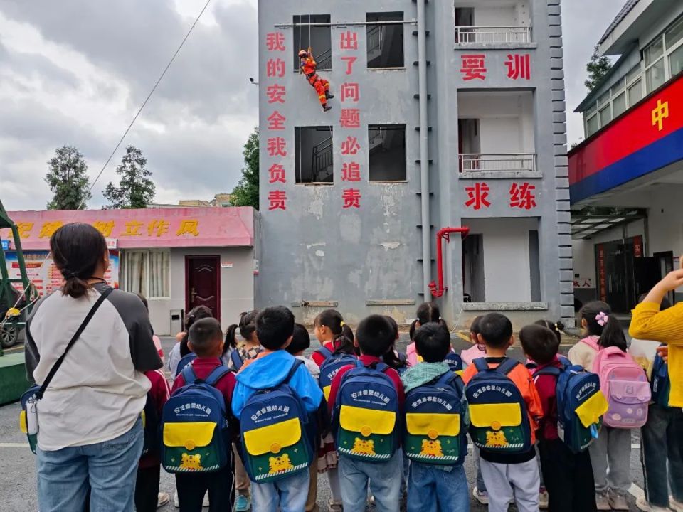 5月31日,安龙县睿星幼儿园的40多名小朋友们在老师的陪同下,走进安龙