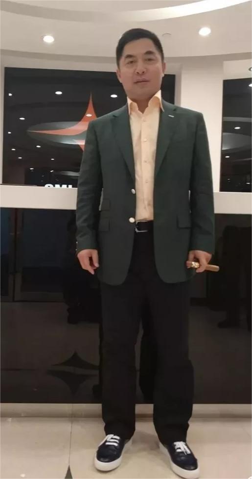 覃辉更被中国网民熟悉的另一个身份是北京夜总会"天上人间"的老板.