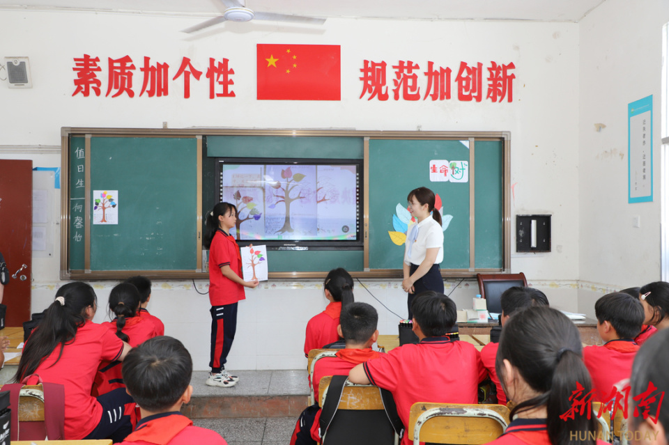 此次活动,开福区教育局选派3名优秀教师为龙山学生讲授精彩课程,与
