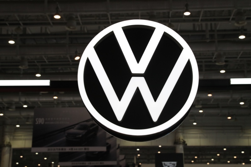 大众汽车集团公布2023年财报 纯电动汽车交付量增长35%_腾讯新闻