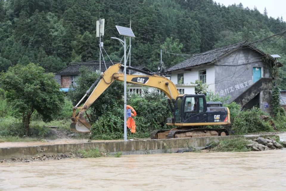 7月2日,在融安县板榄镇泗安村,南方电网广西电网公司电力工人正在抢修