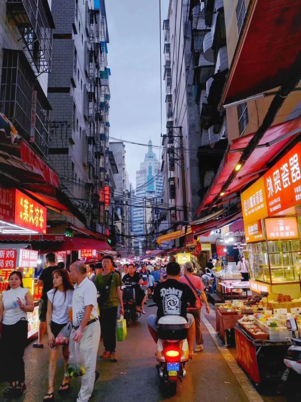 凌晨2点街上还很热闹,夜宵文化不输长沙!