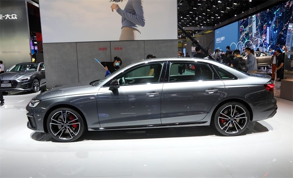 8米多的轴距,奥迪a4l可以给到2.9米出头,车长4.