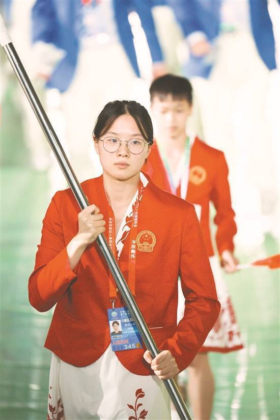 19岁中国奥运冠军汤慕涵久违现身,海上冲浪身材太傲人