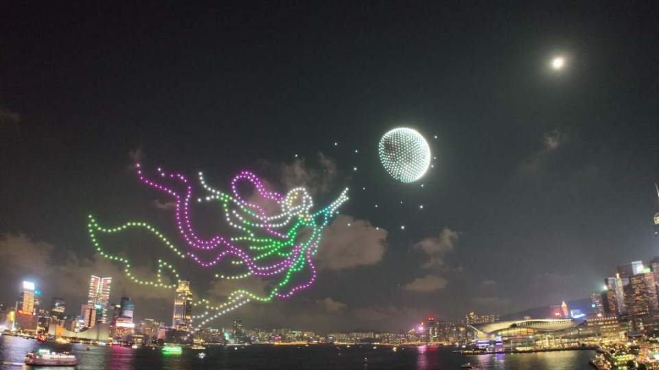 光影香江庆双节深港首办2400架无人机联飞表演