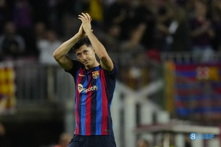 莱万是代表3支不同球队在欧冠淘汰赛进球历史第14人