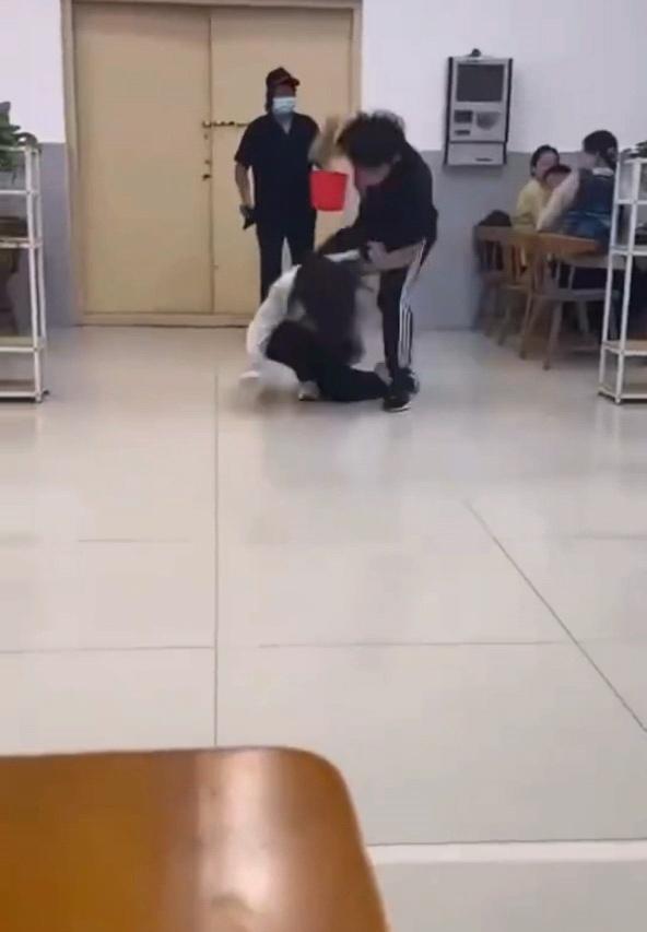 疑因食堂占座纠纷一男生殴打女生，江苏师大：已报案，警方正在调查_腾讯新闻