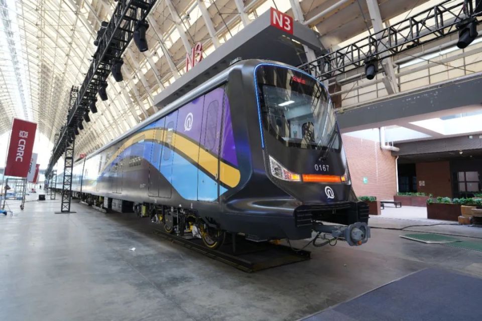 全球首列商用碳纤维地铁列车在青岛问世,较传统车辆减重 11%