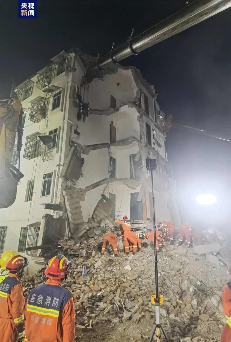 1名失联人员被发现送医!安徽居民楼坍塌现场仍在全力搜救