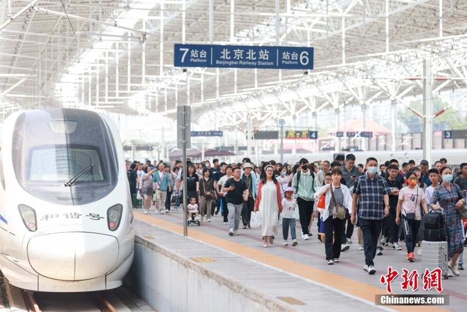 6月8日,旅客在北京北站出行.