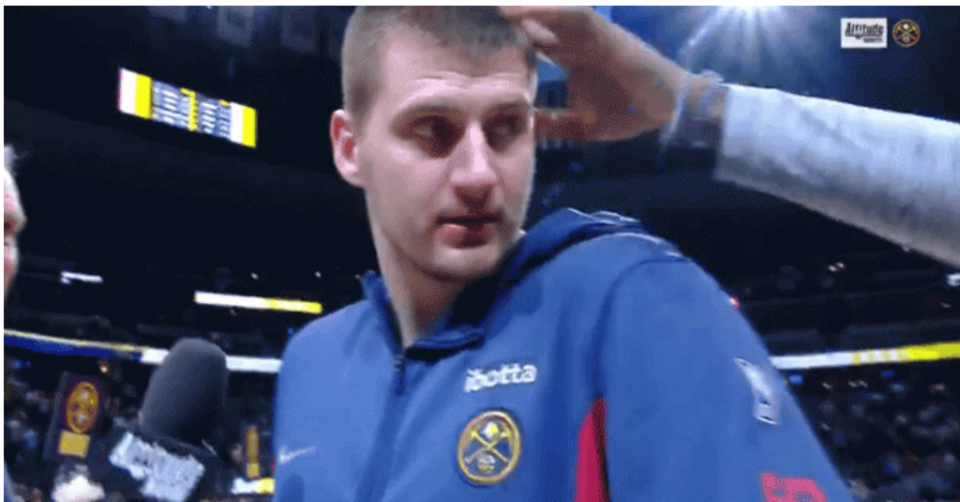 等小乔丹离开之后,约基奇继续一本正经地接受采访,表情十分严肃,明显