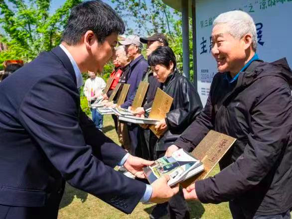 吴平接过"金摄力奖"获奖证书"我在凉城已经住了20多年,见证了身边的