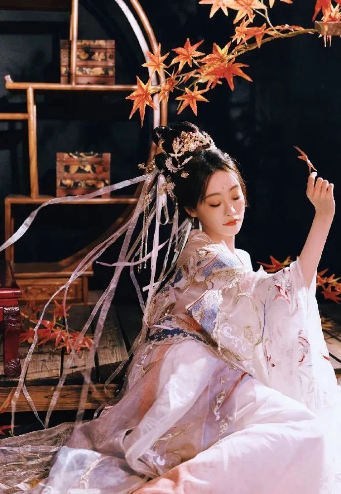 央视网络春晚女明星造型，任敏美出新高度，哈妮克孜化身荷花仙子_腾讯新闻