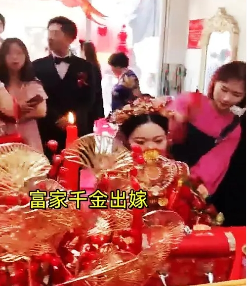 福建:女子出嫁苦着脸,陪嫁现金摆满一桌,网友:没数错有600万